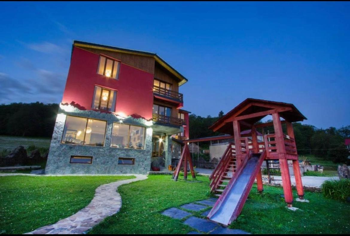 Red House Hotel Бакуриани Екстериор снимка