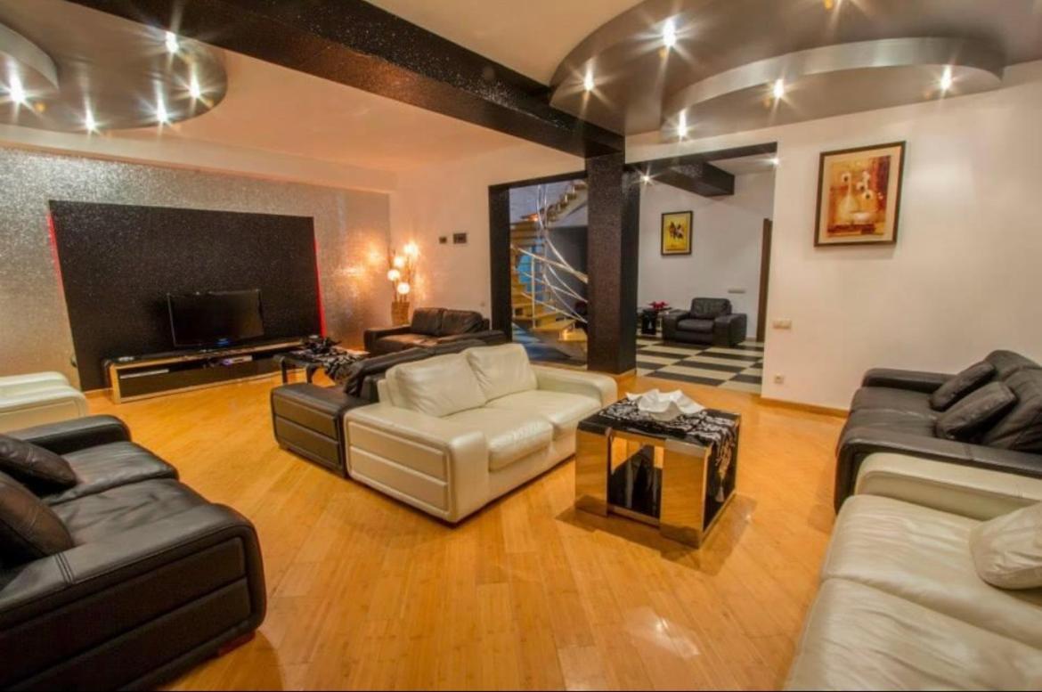 Red House Hotel Бакуриани Екстериор снимка