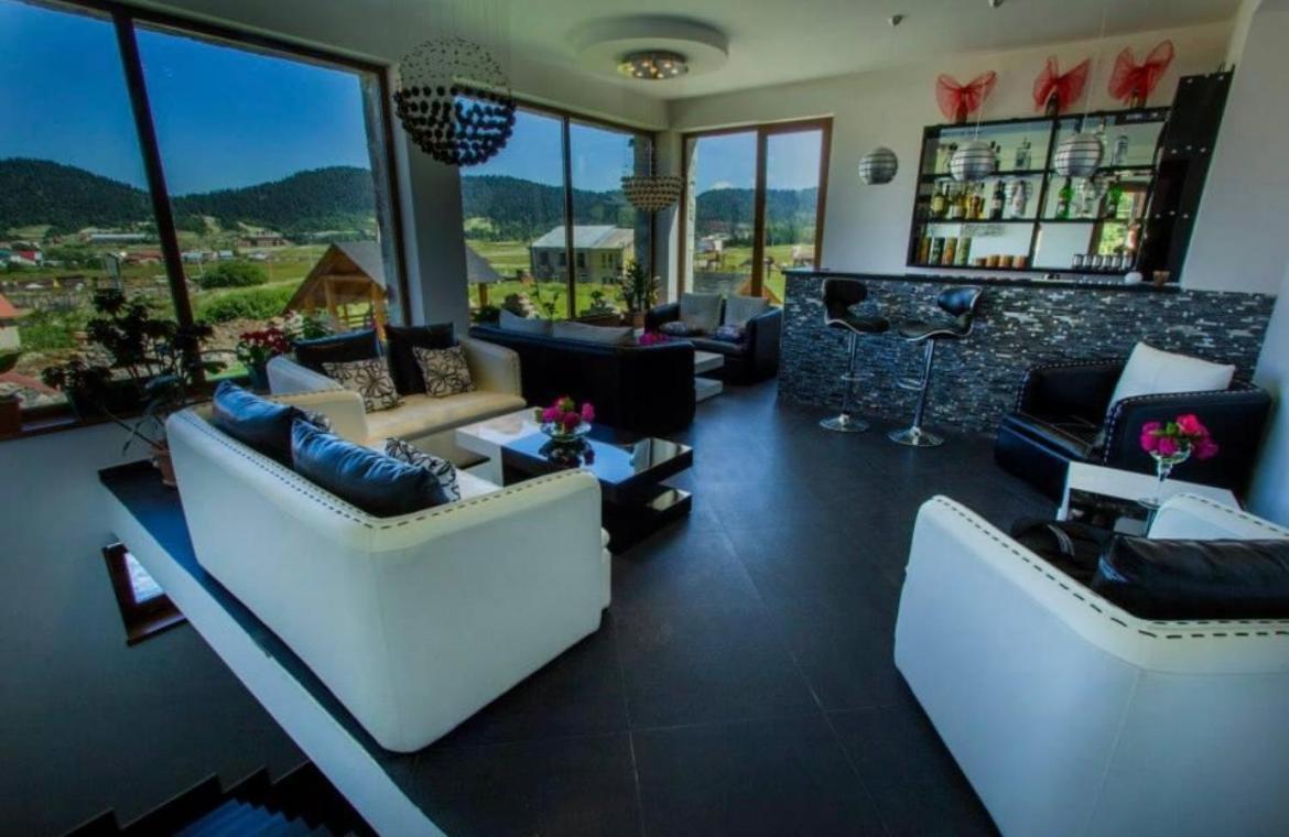 Red House Hotel Бакуриани Екстериор снимка