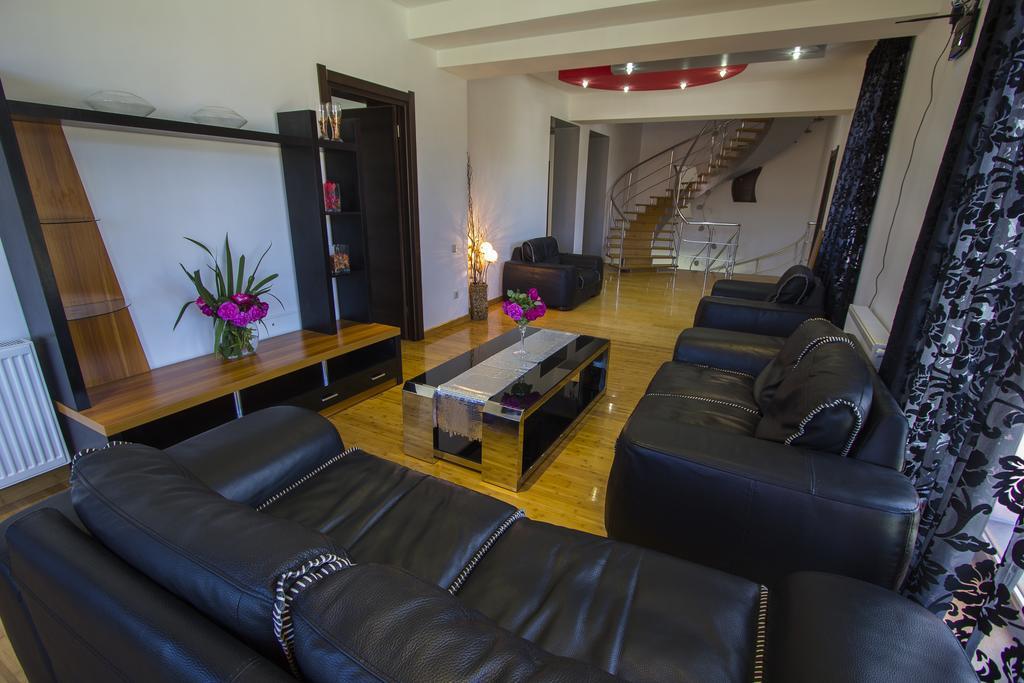 Red House Hotel Бакуриани Екстериор снимка
